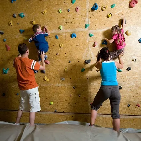 Mit Restaurant & Sportarena * Лейкербад