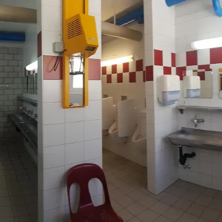 Mit Restaurant & Sportarena Кемпінг