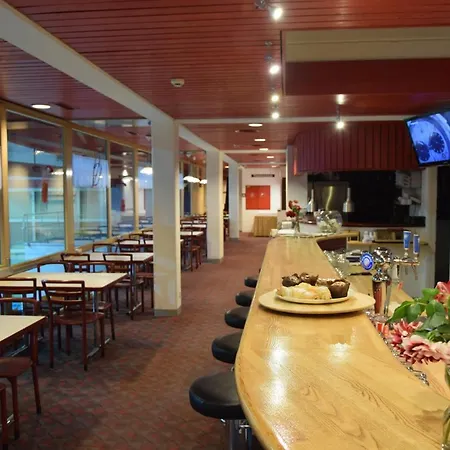 Mit Restaurant & Sportarena *