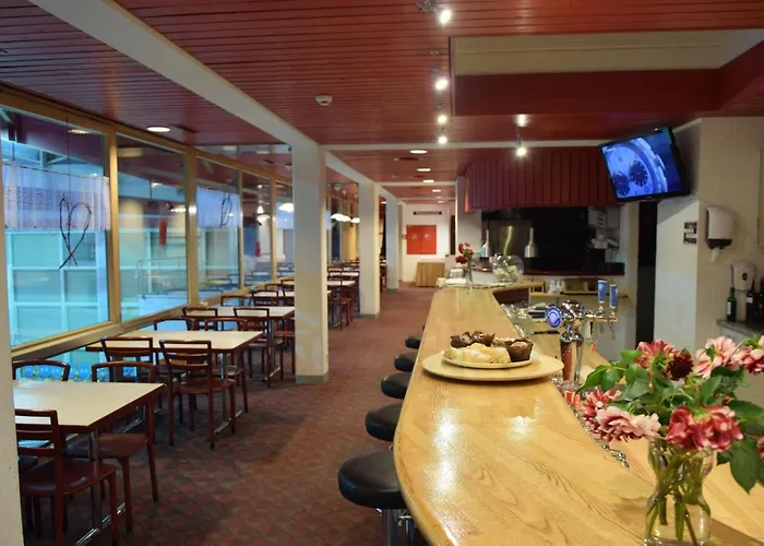 Mit Restaurant & Sportarena *