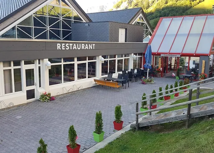 Mit Restaurant & Sportarena 营地 洛伊克巴德