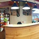 Mit Restaurant & Sportarena 캠프장 *