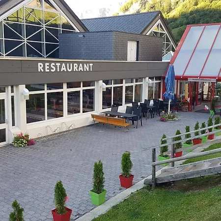 Mit Restaurant & Sportarena 캠프장 로이커바드